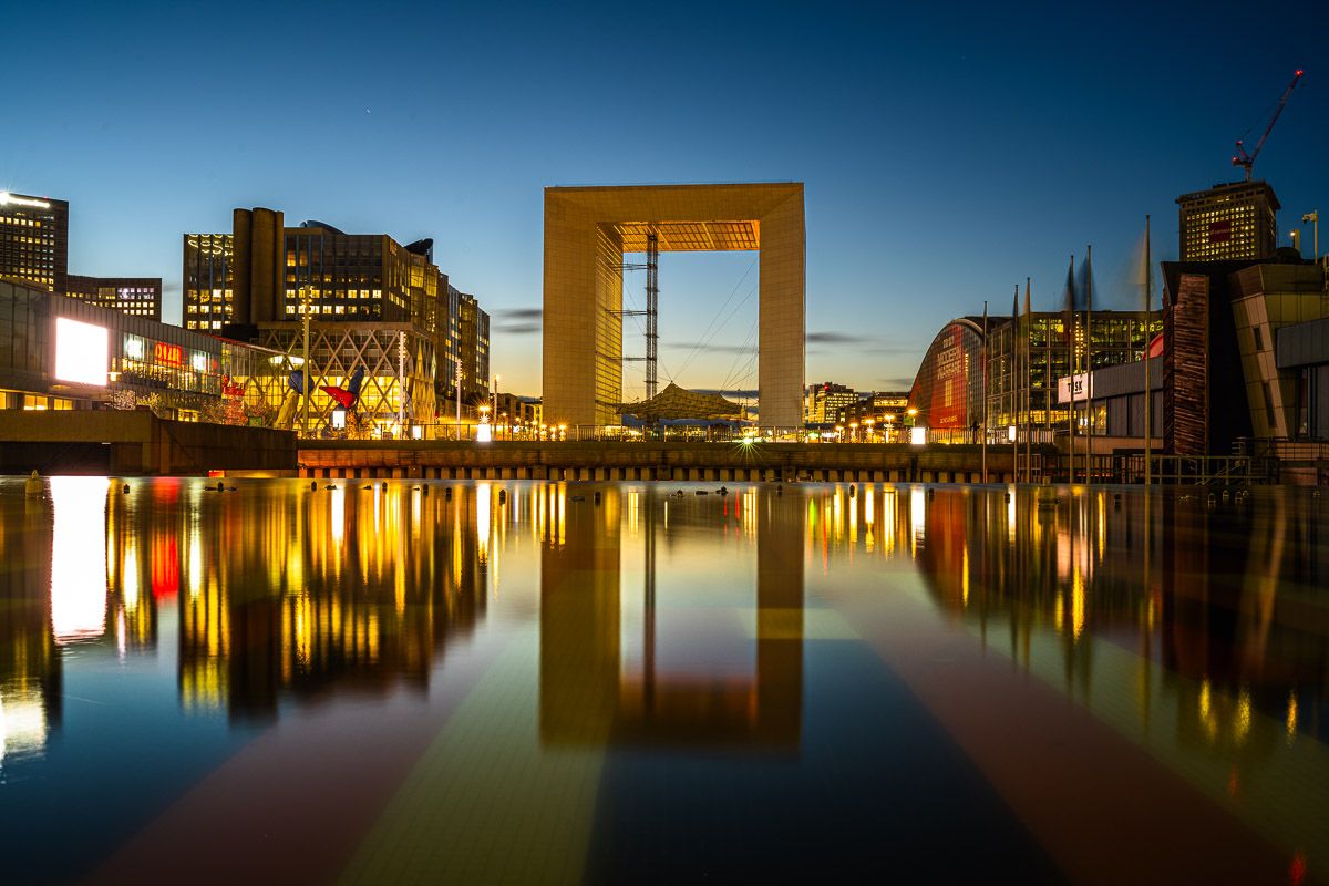 Reflexion de la Grande Arche dans la fontaine monumentale d Agam