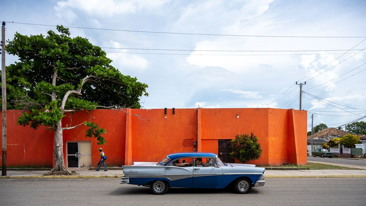 Blue 1958 Ford Fairlane 500 and orange building Varadero Cuba Sebastien Desnoulez tirage Fine Art Une image pour rever