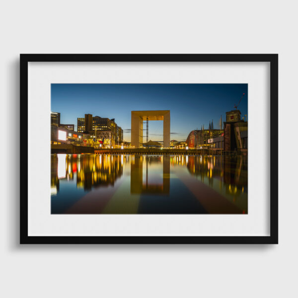 Reflexions de la Grande Arche dans la fontaine monumentale d Agam Sebastien Desnoulez tirage Fine Art Une image pour rever cadre passe partout