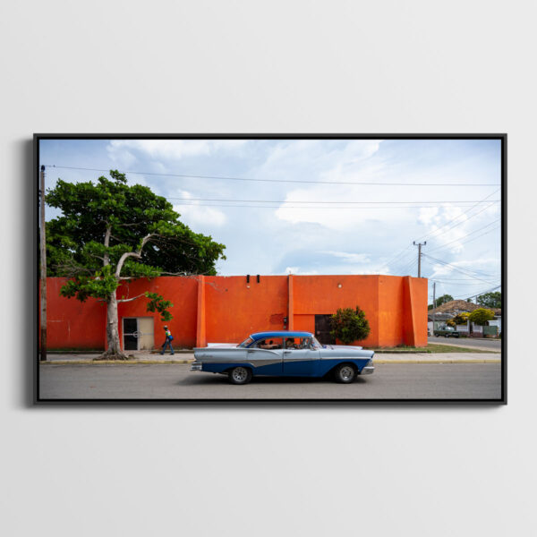 Blue 1958 Ford Fairlane 500 and orange building Varadero Cuba Sebastien Desnoulez tirage Fine Art Une image pour rever caisse americaine